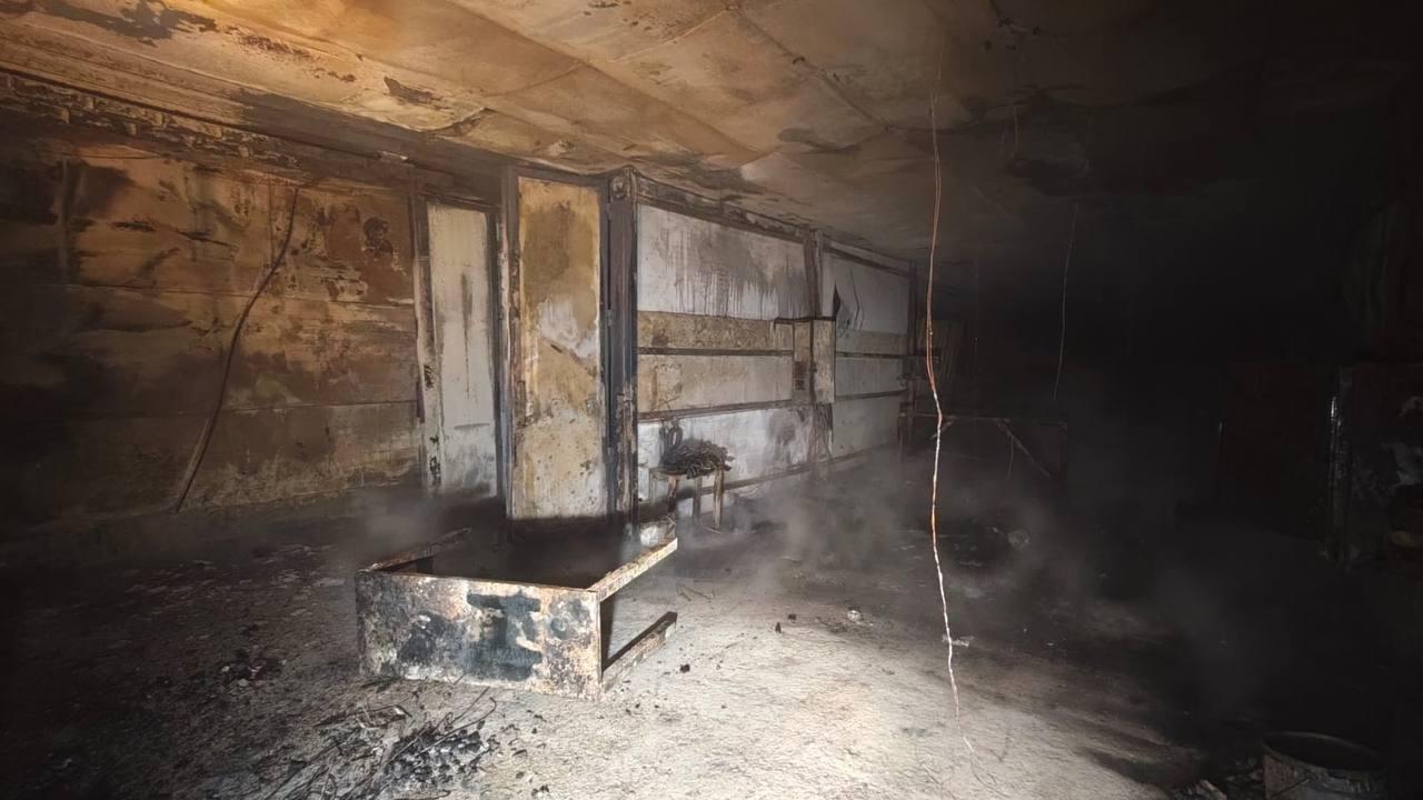 Сегодня утром вспыхнул цех по производству и покраске металлоконструкций на улице Шувакишской в Екатеринбурге
