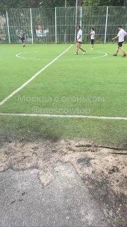 В Академическом районе местные жители пожаловались, у школы 199 курьеры...
