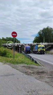 Грузовик застрял под мостом на въезде в Байкальск