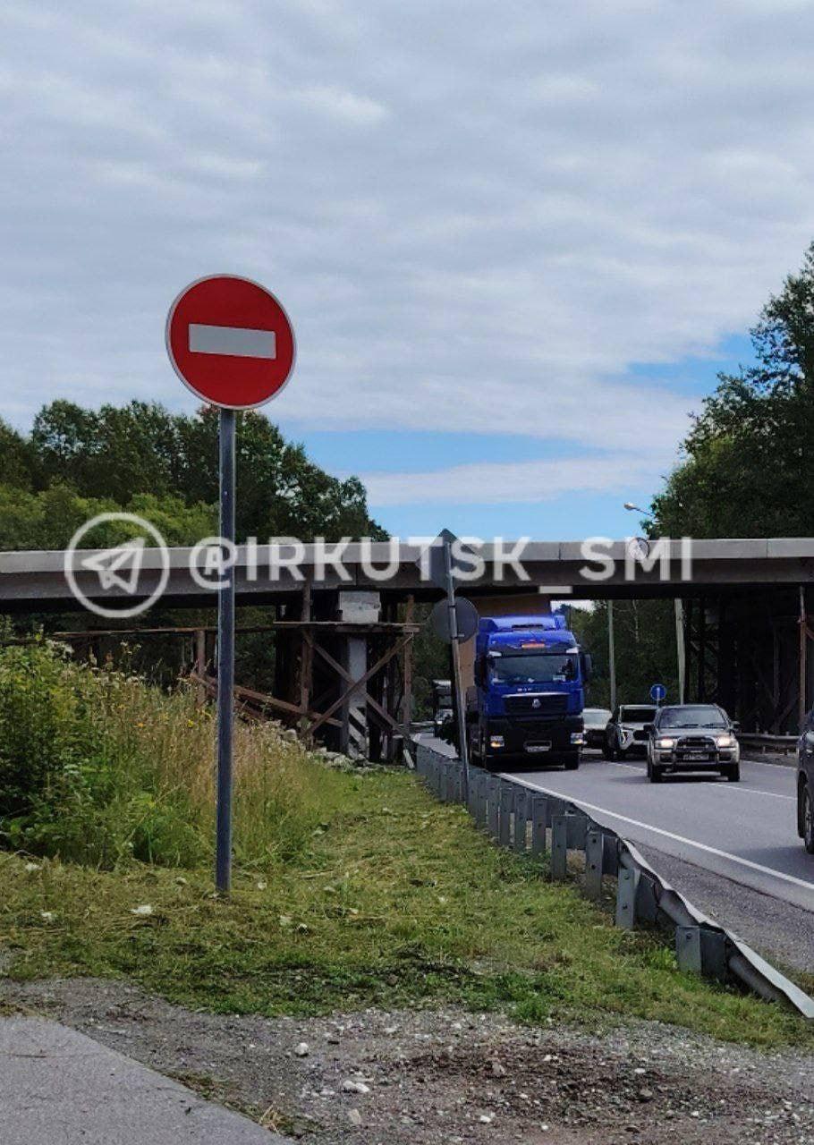 Грузовик застрял под мостом на въезде в Байкальск