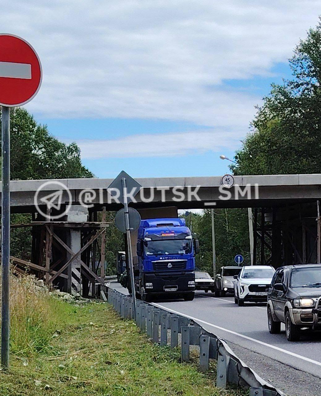 Грузовик застрял под мостом на въезде в Байкальск