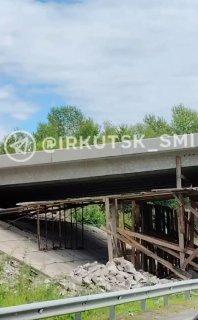 Грузовик застрял под мостом на въезде в Байкальск