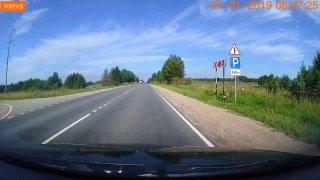 Недалёкий водитель Renault Duster, пытаясь объехать на высокой скорости...
