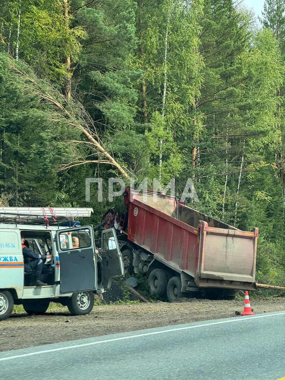 Авария по трассе в Красноярск, не доезжая Бирюсы, Кабина вся всмятку,...