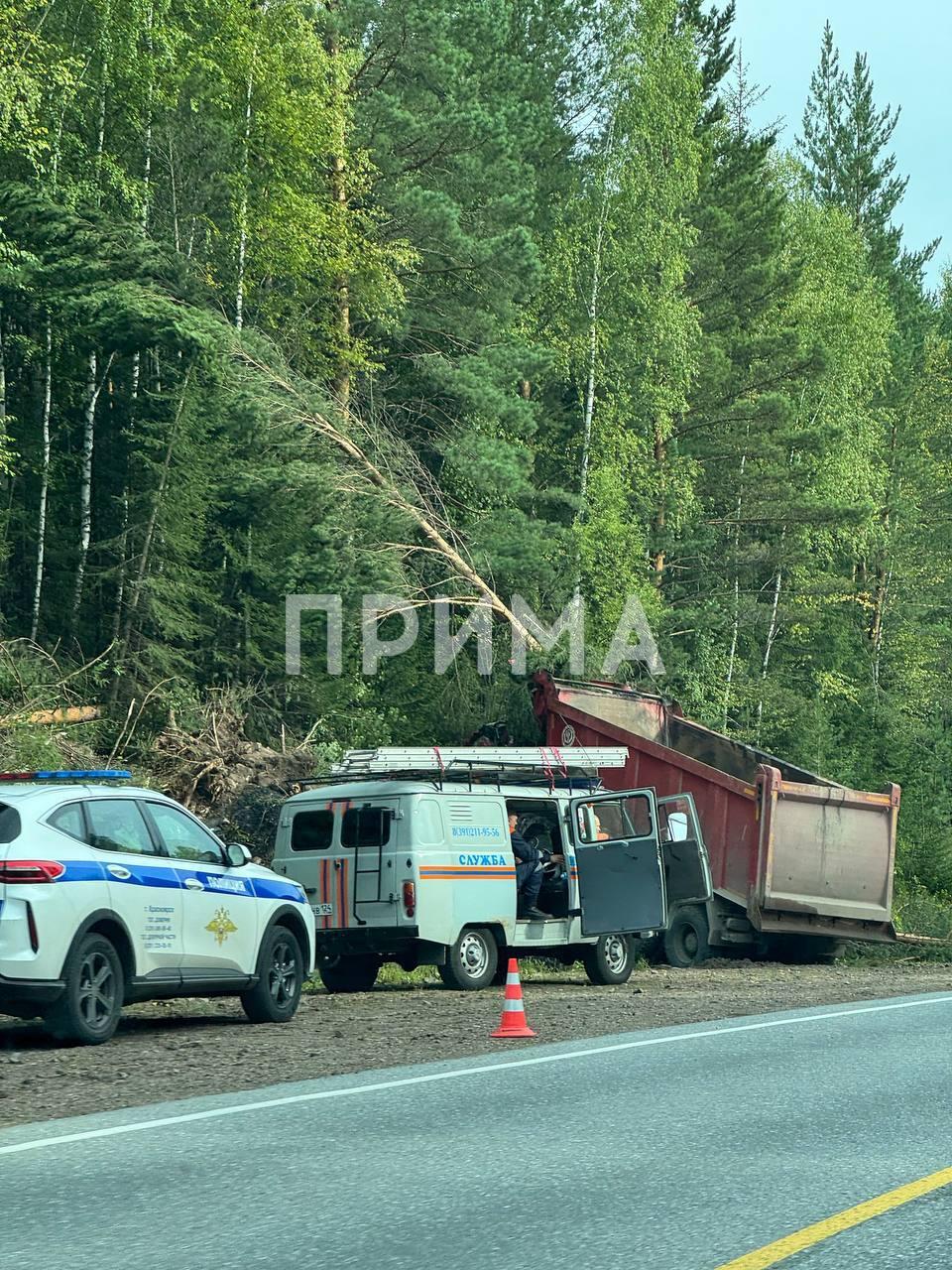 Авария по трассе в Красноярск, не доезжая Бирюсы, Кабина вся всмятку,...