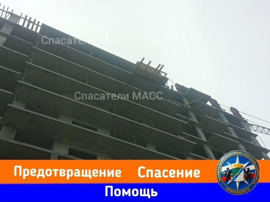На стройке многоэтажного здания обрушились строительные леса. Двое рабочих...