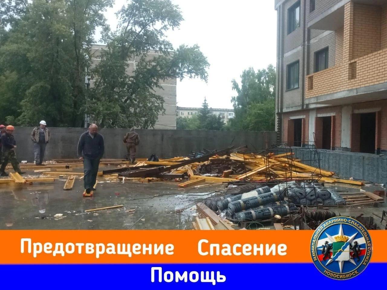 На стройке многоэтажного здания обрушились строительные леса. Двое рабочих...