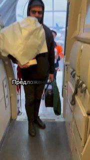 Пассажир сделал предложение возлюбленной бортпроводнице прямо в самолете