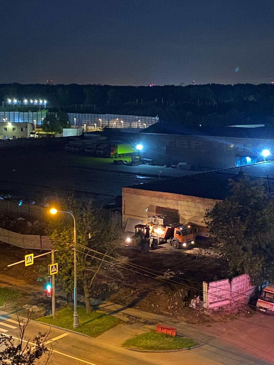 Жители дома на востоке Москвы жалуются на громкие работы, не прекращающующиеся даже ночью.