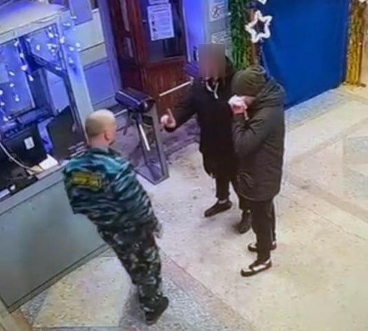 Охранник завода «Элсиб» в Новосибирске пойдёт под суд за нападение на рабочего, пострадавший получил удары ножом и нунчаками
