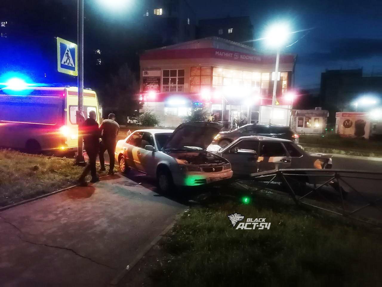 Накануне вечером на площади Калинина неадекватный водитель седана ВАЗ-2115 крутил виражи на кольце, исполняя резкие манёвры и нарушая ПДД — как результат, за 5 минут притёр три машины и скрылся с места ДТП