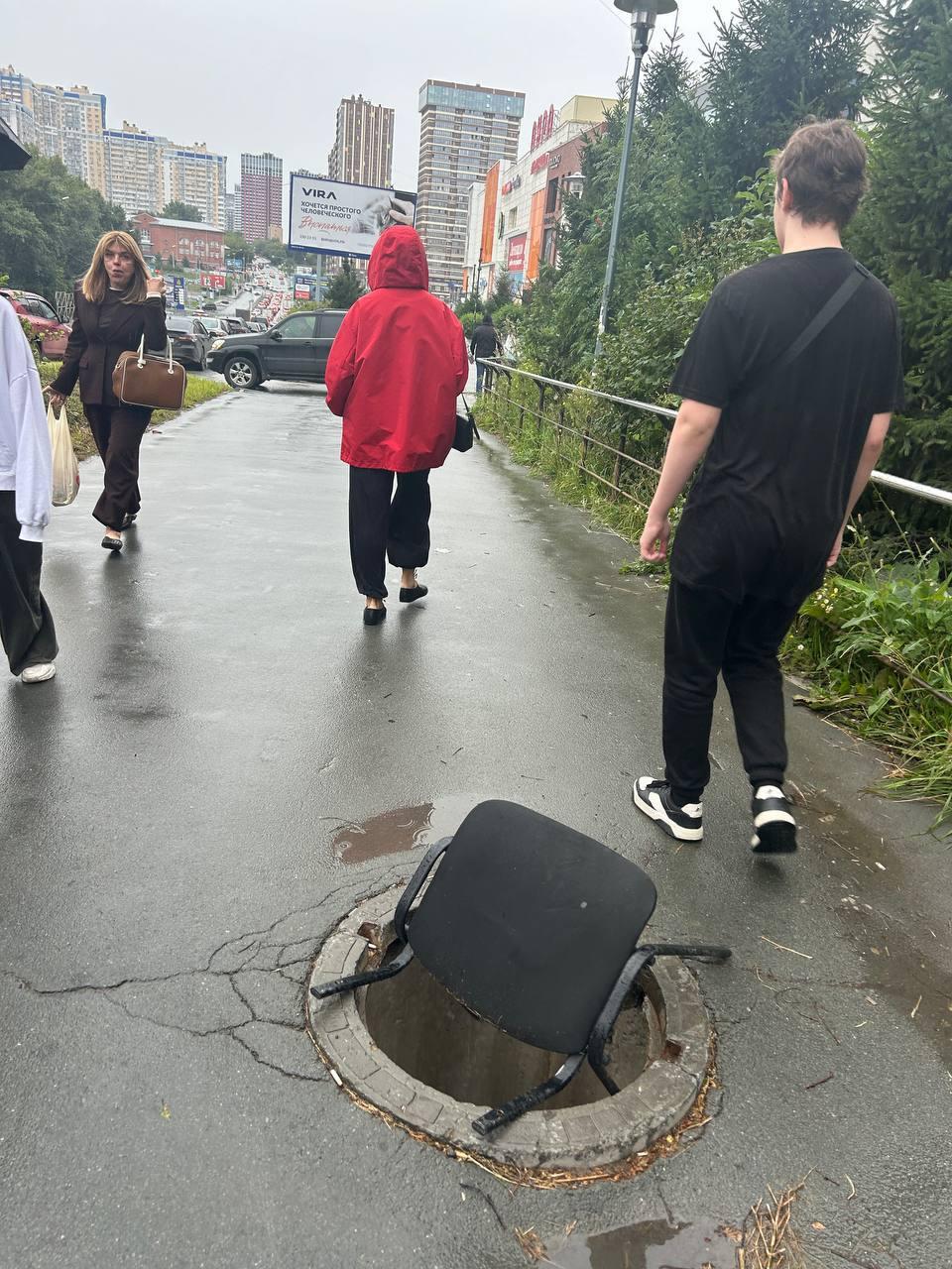 В Новосибирске опасно залипать в телефон, когда идешь по тротуару. 🌇...