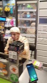 В Москве хамоватый мигрант на кассе требовал у покупательницы сумку, считая, что она воровка