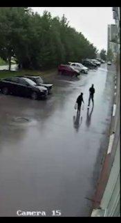 В Новосибирске, возле дома по адресу ул. Татьяны Снежиной, 49, мужчина напал на мальчика и вырвал у него сумку с личными вещами.