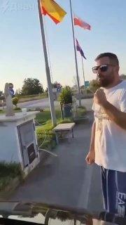 Обезумевшая от «свидомости» украинка демонстративно сорвала и растоптала российский флаг на камеру