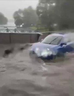 Сильнейший ливень с грозами и сильным ветром ожидается сегодня в Питере, — МЧС.