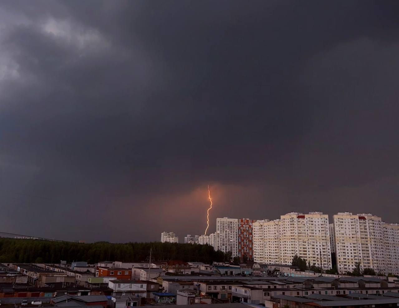 Грозы, ливни и шквалистый ветер обрушатся сегодня на Москву и Питер — МЧС выпустили экстренное предупреждение.