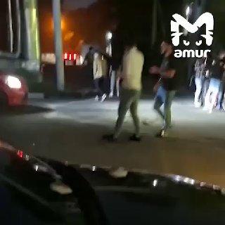Мужик пырнул ножом двух человек в Уссурийске.