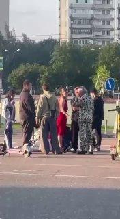 В подмосковном Одинцово банда на самокатах напала и ограбила женщину.