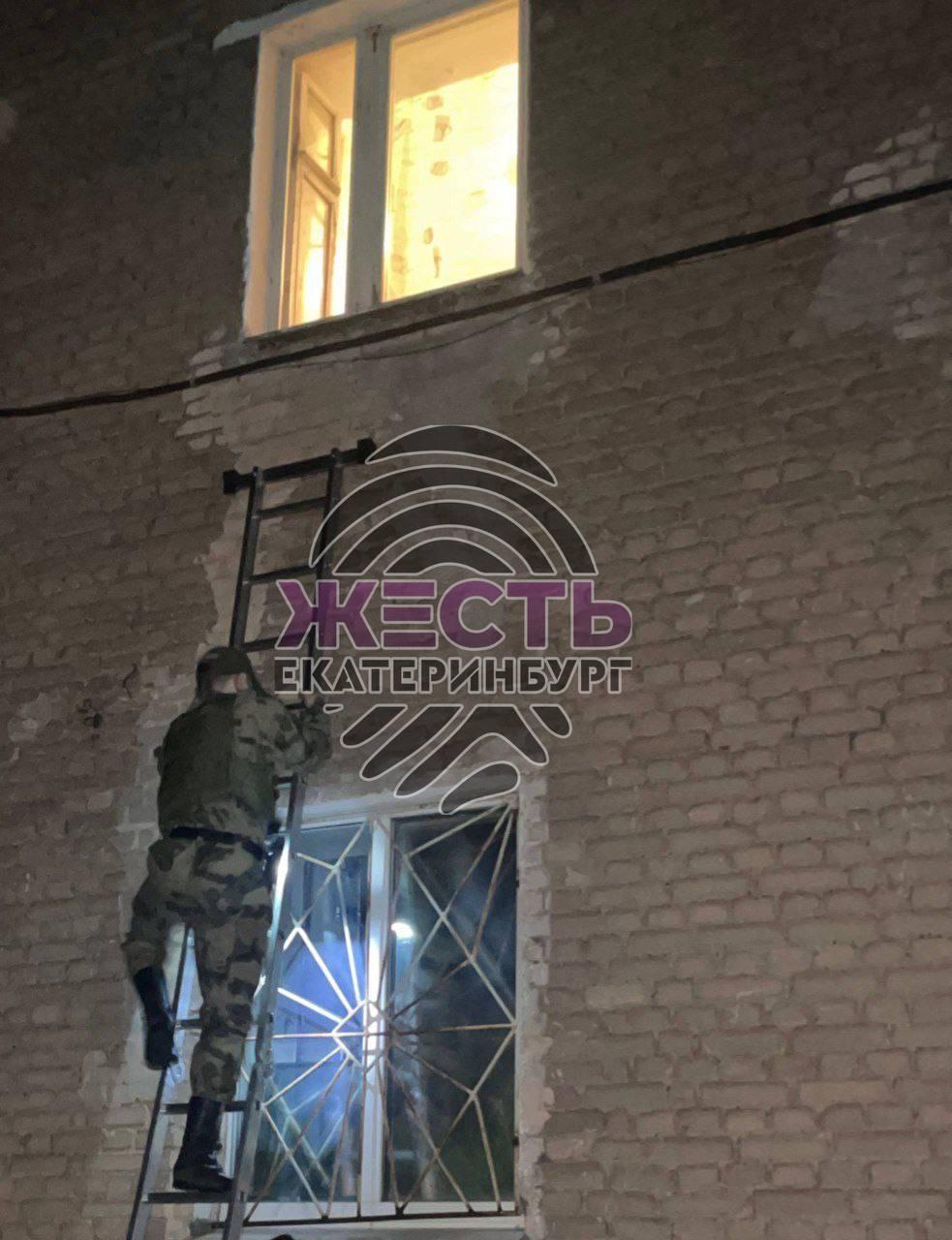 В Каменске-Уральском спасатели ночью проникли в квартиру к спящим детям, не...