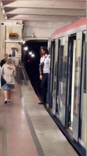 Кудрявый сотрудник Московского метро — новый краш москвичек