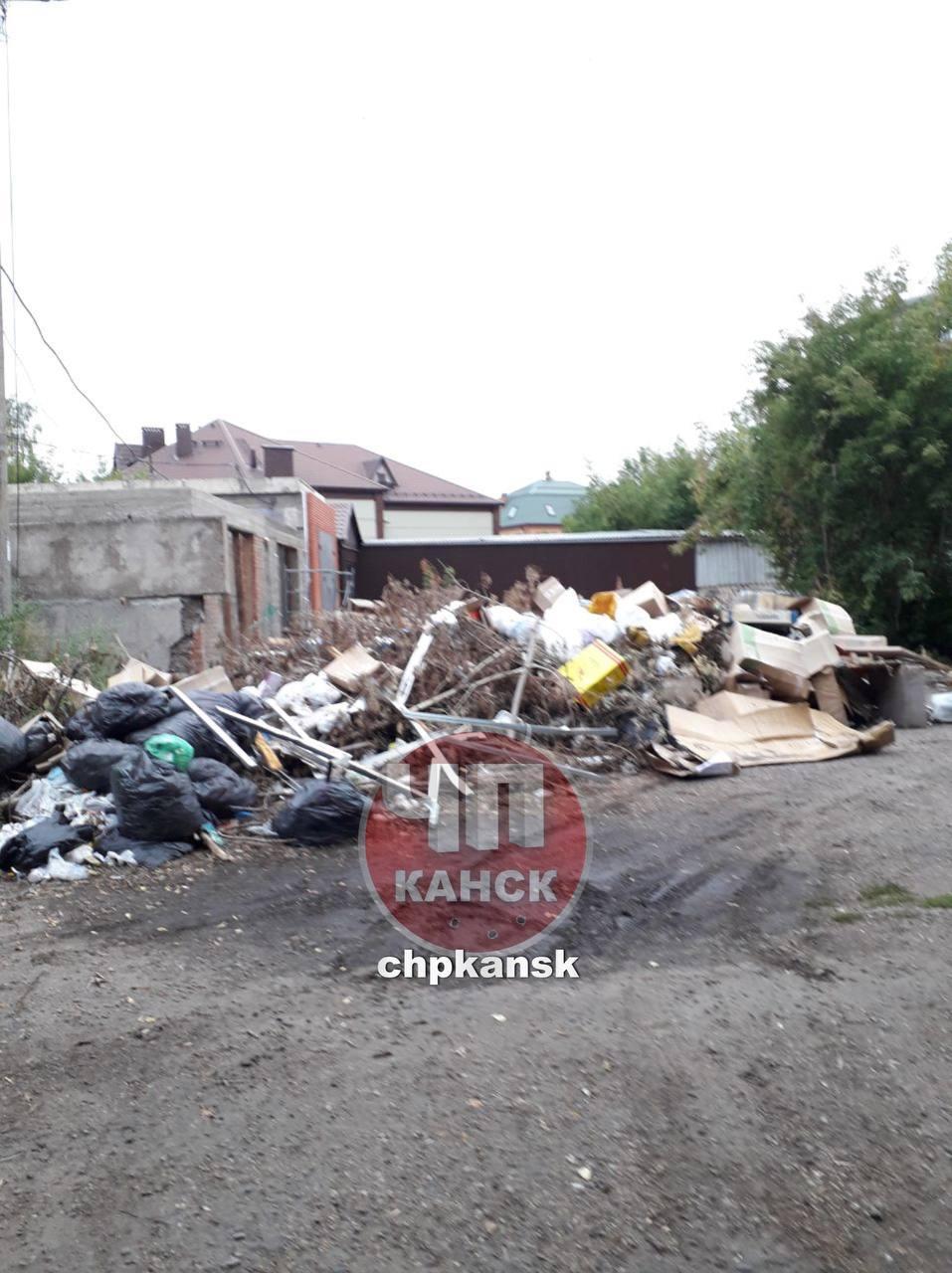 От читателя: Куча мусора лежит во дворе в центре города (Парижской Коммуны,...