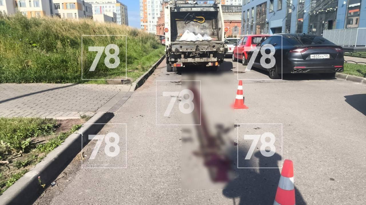 В Петербурге мусоровоз насмерть сбил женщину на Парфеновской улице. По данным...
