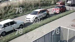 В Петербурге мусоровоз насмерть сбил женщину на Парфеновской улице. По данным...