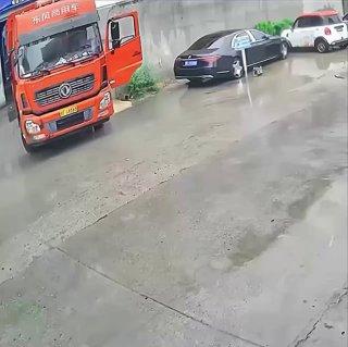 Водитель фуры не вписался в выезд и опрокинул бетонный забор на припаркованный рядом Mercedes.