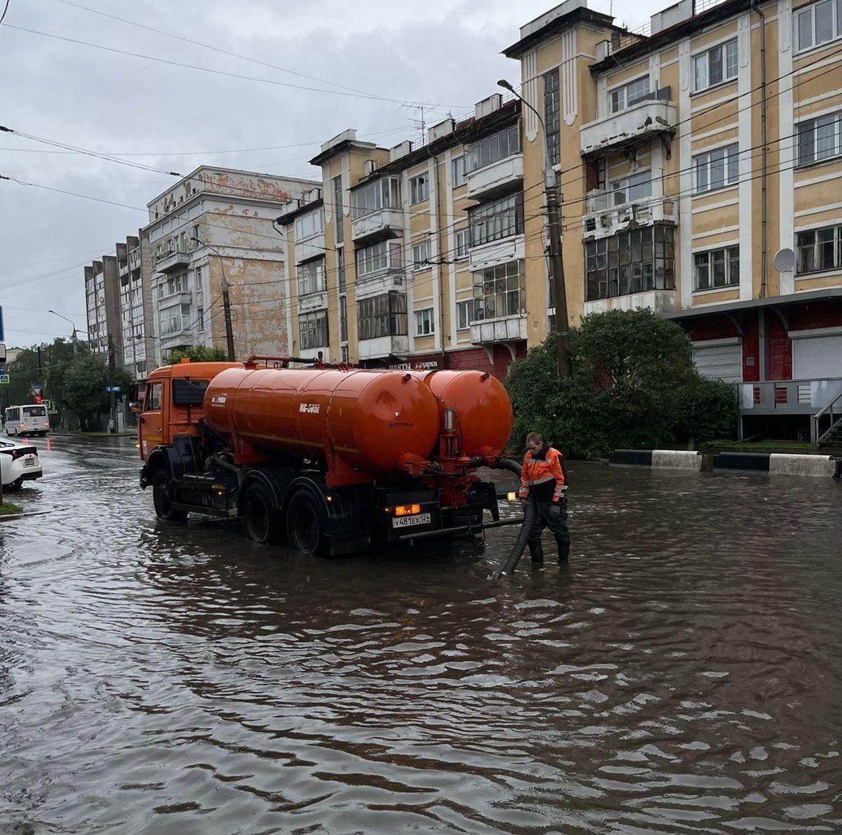 Красноярск второй день подряд утопает в ливнях Синоптики Гисметео...