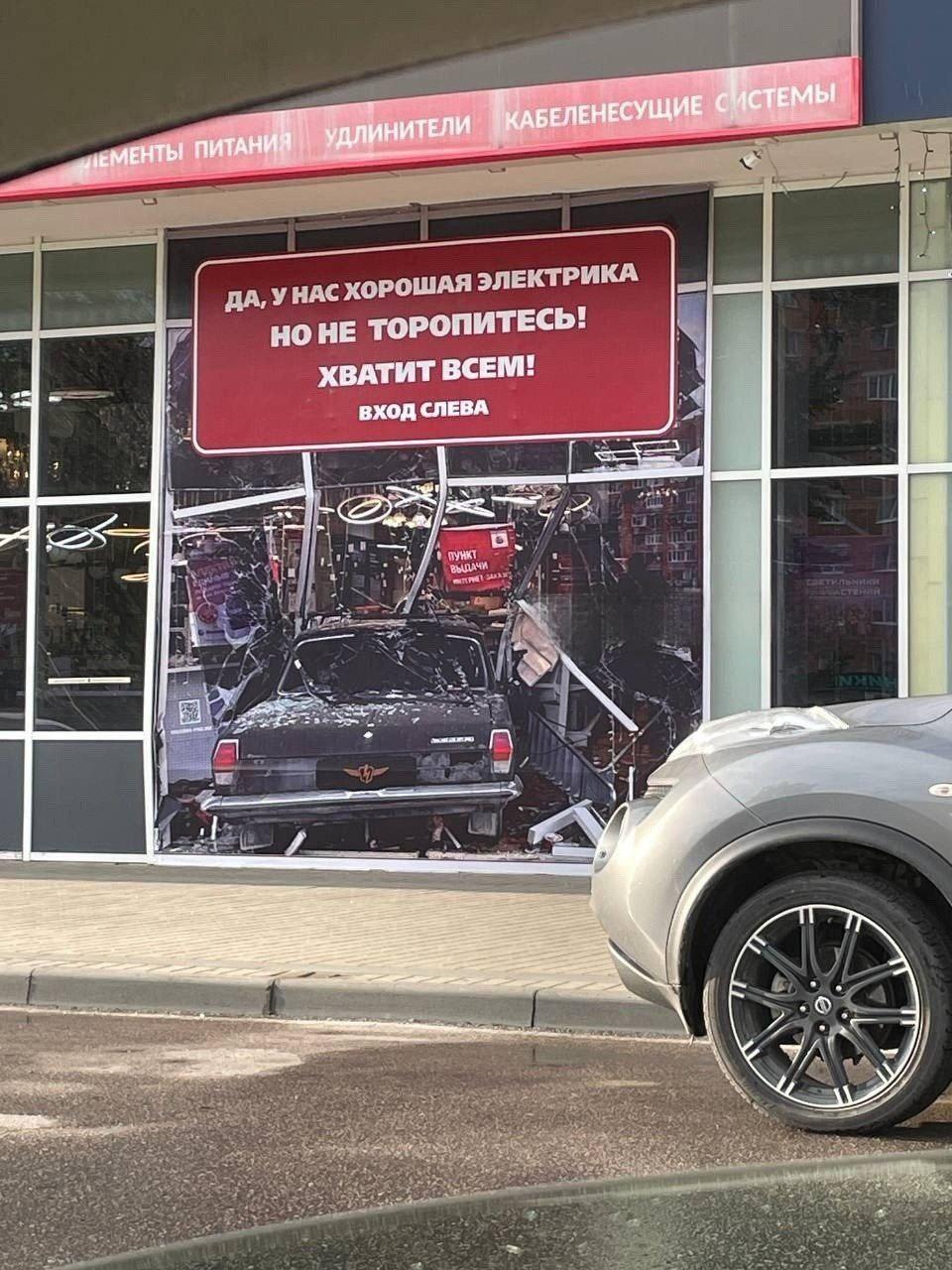 В Пензе подросток угнал тачку и влетел на ней в витрину магазина — владелец торговой точки отнёсся к ДТП с юмором.