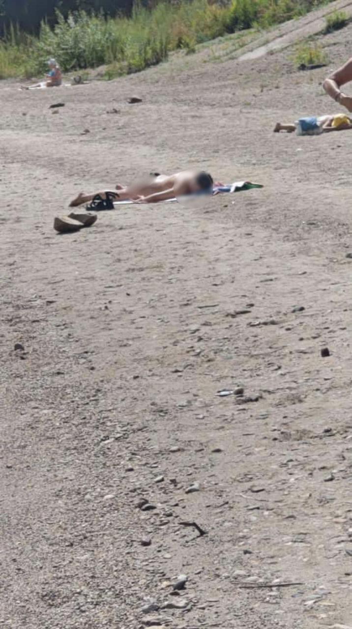 В Амурской области семья с детьми загорала и купалась голыми на общественном пляже