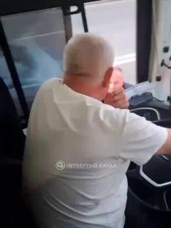 На Химмаше водитель BMW заблокировал проезд автобусу и угрожал водителю дубинкой