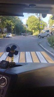 Очередной акробат, теперь на байке, замечен на дорогах Владивостока....
