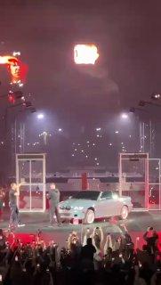 Рэпер Макан и блогер Михаил Литвин, находящиеся в розыске военкомата, устроили эффектное шоу, спалив дорогую BMW прямо на сцене во время концерта в Москве