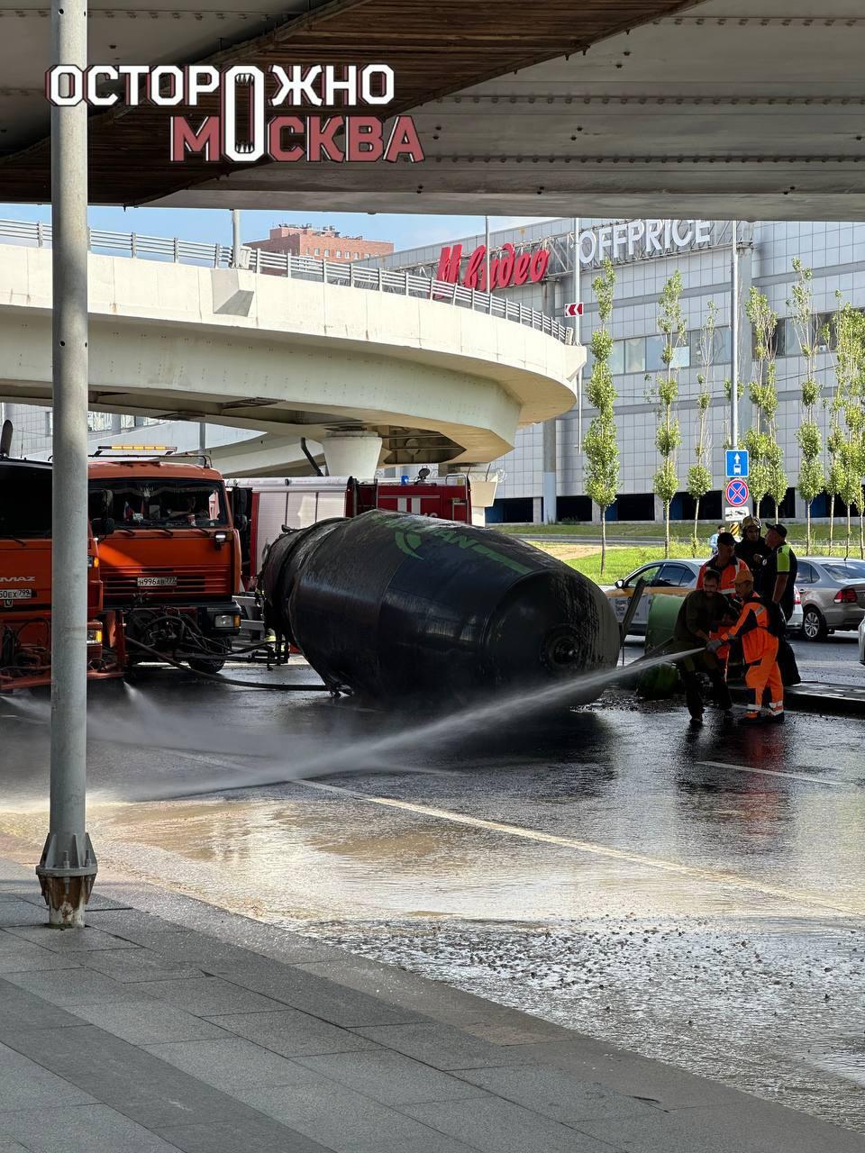Бетономешалка перевернулась на эстакаде на востоке Москвы. Очевидцы сообщили...