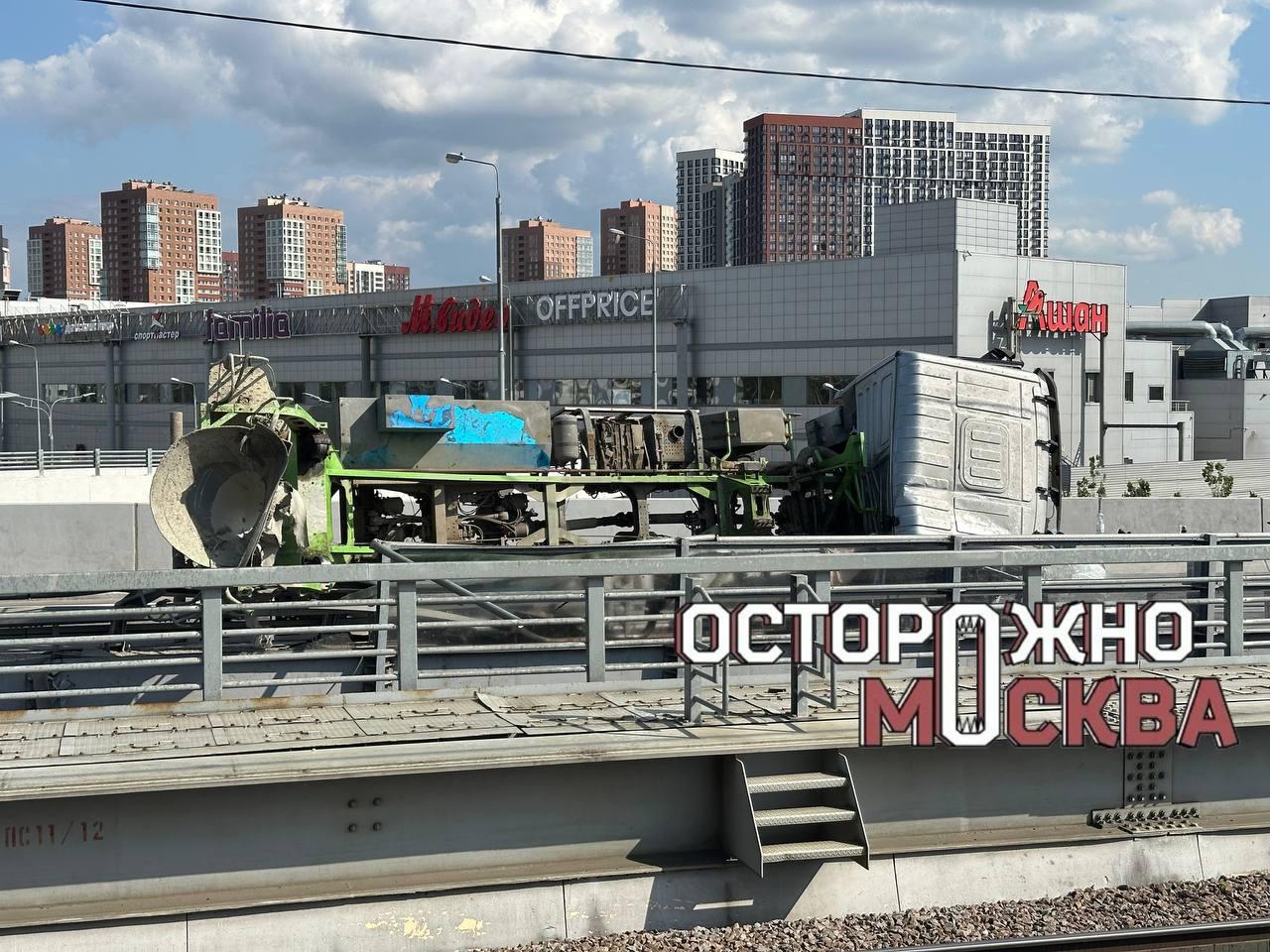 Бетономешалка перевернулась на эстакаде на востоке Москвы. Очевидцы сообщили...