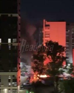 В Хабаровске завелся любитель пиромании — мужик поджег тачки и спокойно наблюдал за огненным шоу