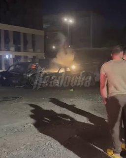В Хабаровске завелся любитель пиромании — мужик поджег тачки и спокойно наблюдал за огненным шоу