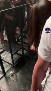 В Москве, Akon, после концерта выкинул свою потную футболку в зрительный зал и вот что из этого вышло....