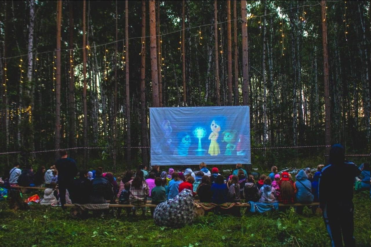 В Академическом появился лесной кинотеатр под открытым небом. Каждый вечер в...