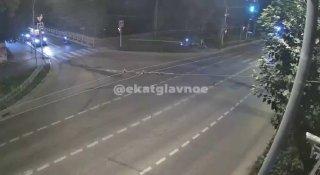Появилось видео субботнего ДТП на Белинского, где двое парней на самокате врезались в Ладу