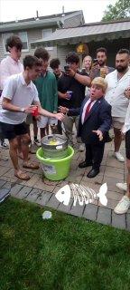 Трамп готовится написать очередной пост в соцсетях, скрытая съемка с лужайки...