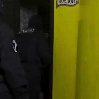 Друзья решили разыграть омского студента спецназом, а тот во время «задержания» признался в даче взяток и сдал одногруппников.