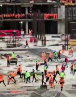 Утро на одном из строительных объектов в Москве началось с массового побоища работников-мигрантов.