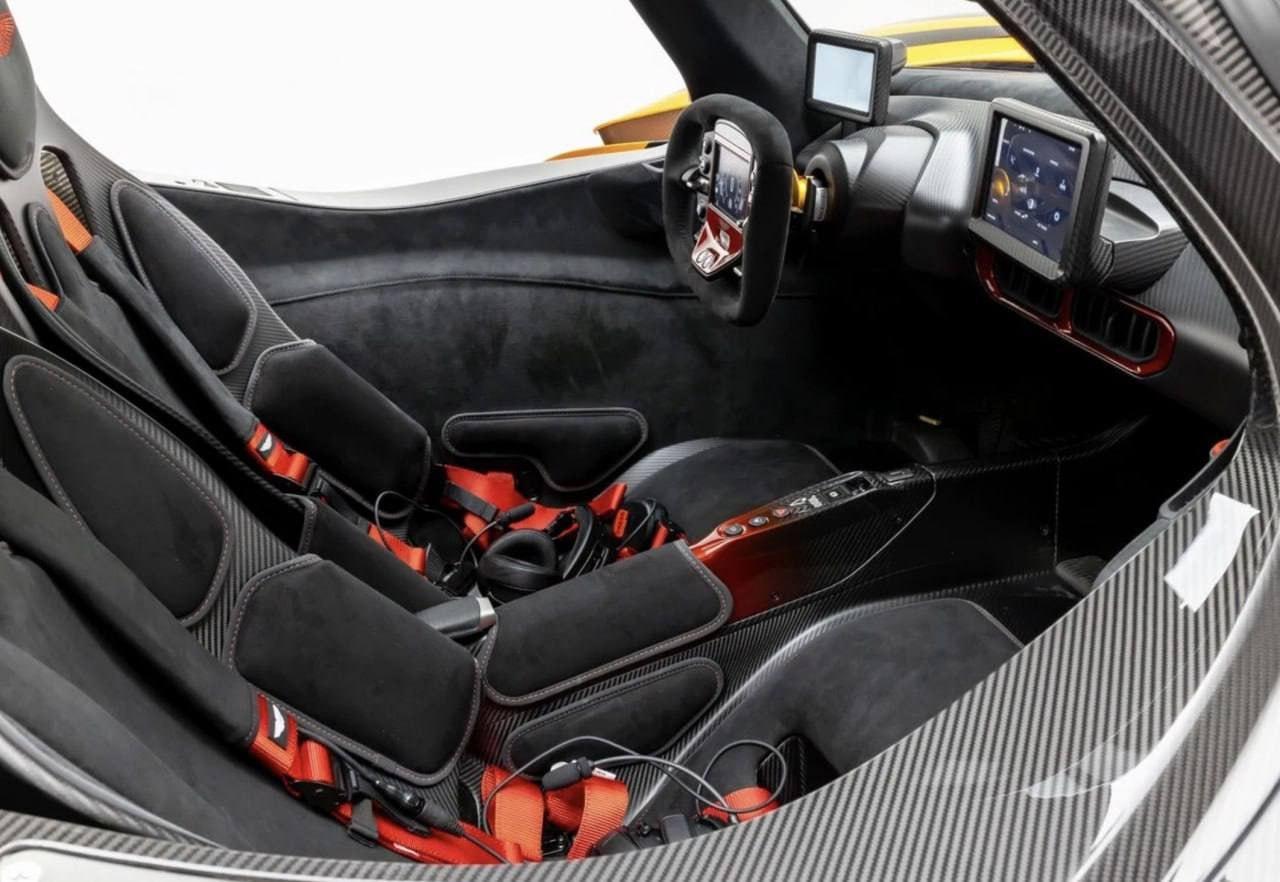 На продажу выставили ультраредкий Aston Martin Valkyrie с пробегом всего 106 км.