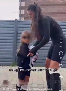 «Ты че, тупая?» — ебанашка блогерша из Казани оскорбляла свою маленькую дочь, потому что девочка не могла сняться в видео для блога.