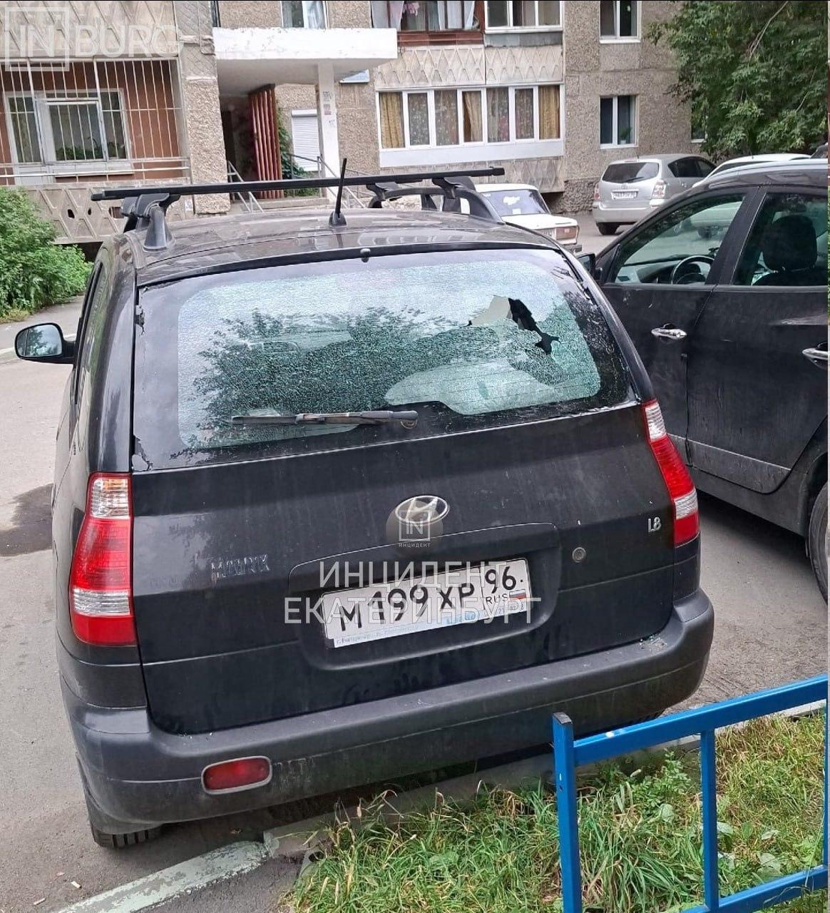 На Стахановской неизвестный разбил стекло у припаркованной машины Некоторые...