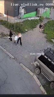 🤬 Подросток кинул камень в троих школьниц во Владивостоке и разбил одной из них голову. Инцидент произошел сегодня вечером возле ТЦ «Ладыгина» (со стороны двора дома №5).