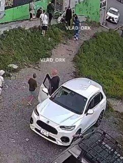 🤬 Подросток кинул камень в троих школьниц во Владивостоке и разбил одной из них голову. Инцидент произошел сегодня вечером возле ТЦ «Ладыгина» (со стороны двора дома №5).